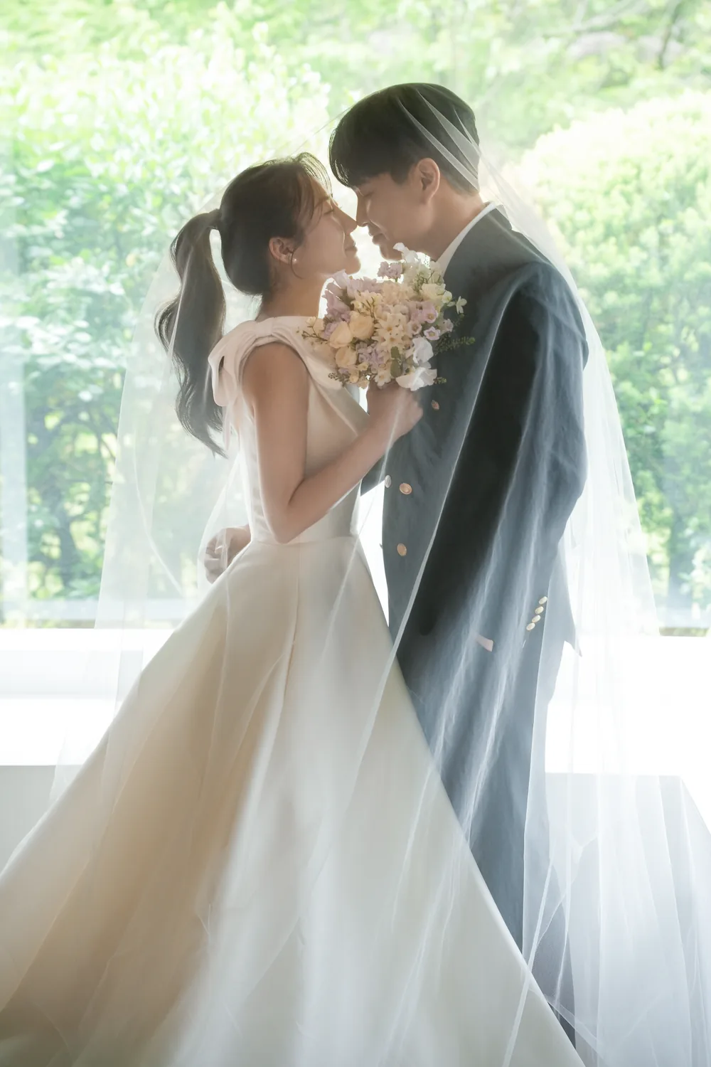 베일 아래 마주 선 회승과 여진