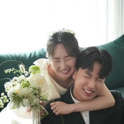 뒤에서 꼭 안아주는 여진